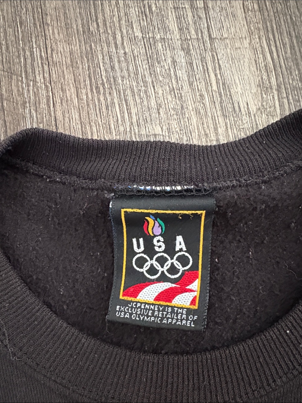 USA Olympics vintage Black Crewneck Sweater with Subtle Chest Emblem - Picture 2 of 3
